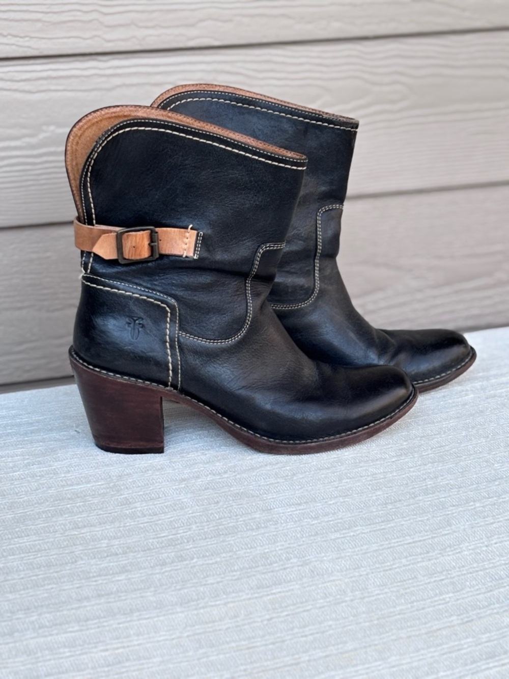 Frye Leather Boots Booties Ankle Heeled Boots in Black and Tan 10